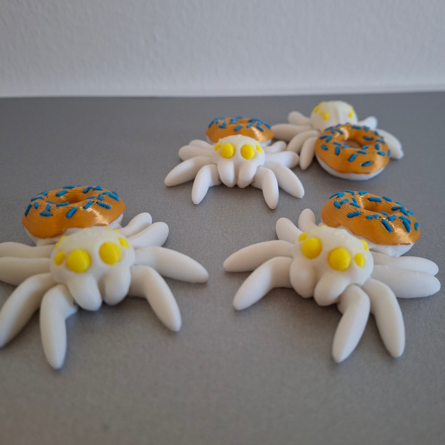 Mini Donut Edderkop - Hvid, Gul, Blå og guld